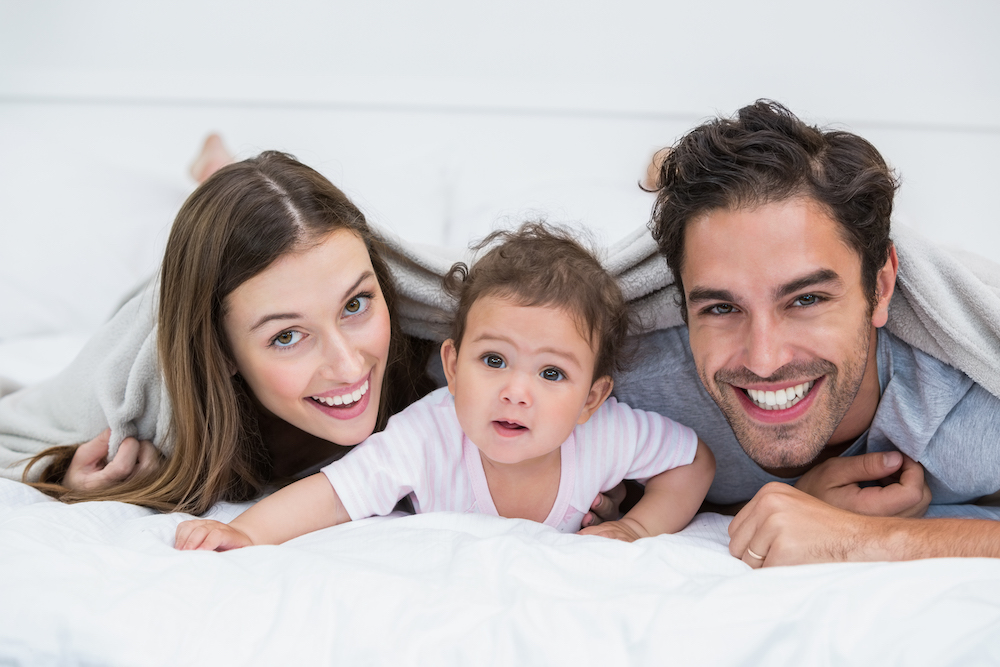 Famiglia insieme in casa