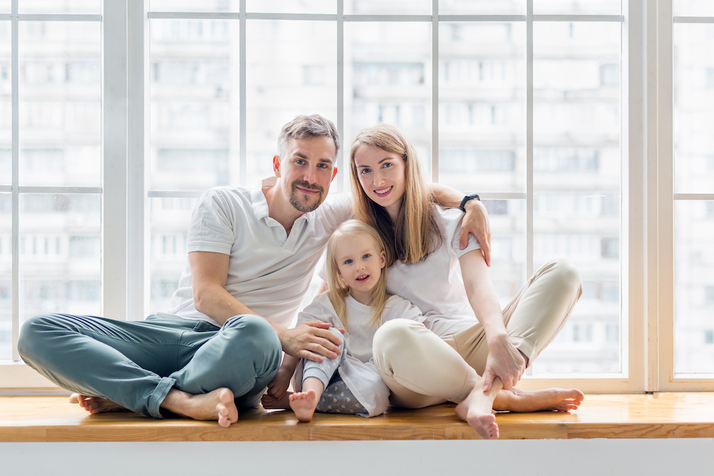 Famiglia insieme in un ambiente domestico luminoso